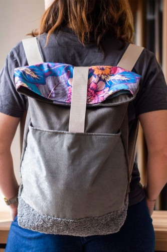 Szary duży składany plecak kurierski w kwiaty