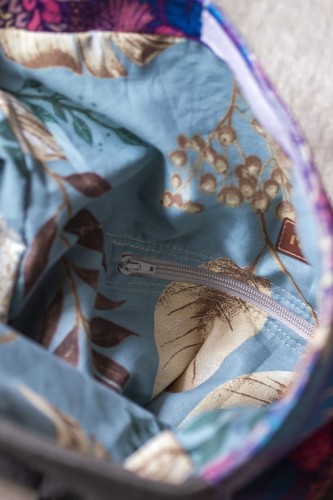 Szary duży składany plecak kurierski w kwiaty