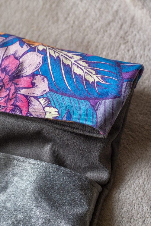 Szary duży składany plecak kurierski w kwiaty