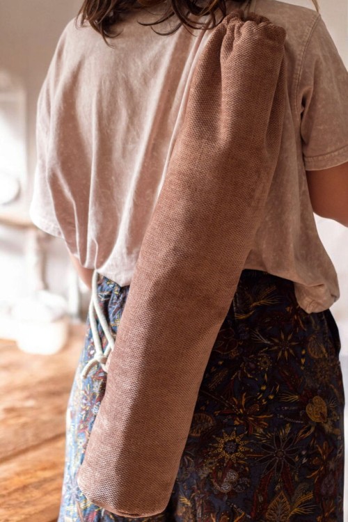 Pudroworóżowy pokrowiec na matę do jogi