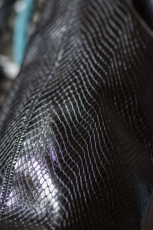 Czarny pokrowiec na matę do jogi skóra węża