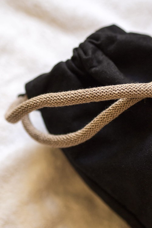 Czarny pokrowiec na matę do jogi