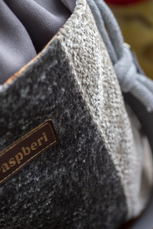 Szara listonoszka z kominem