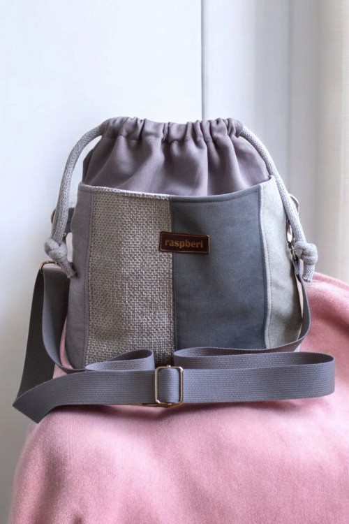 Jasnoszara listonoszka z kominem patchwork