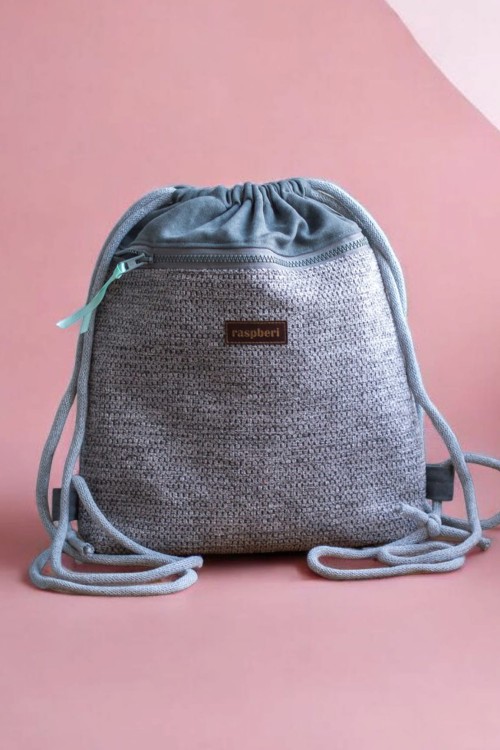 Szary plecak z przednią kieszenią plecionka