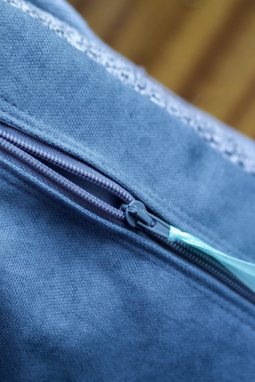 Szary plecak z przednią kieszenią plecionka