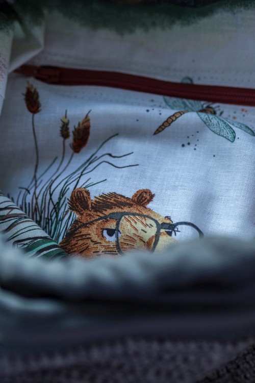 Szary plecak z przednią kieszenią plecionka