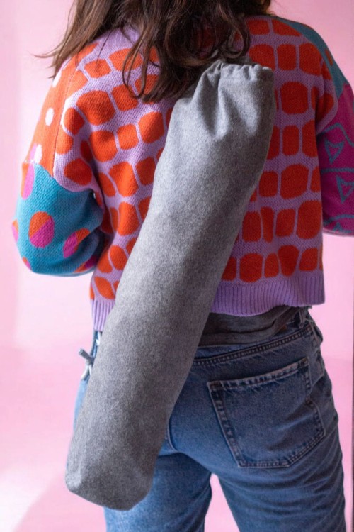 Szary flauszowy pokrowiec na matę do jogi