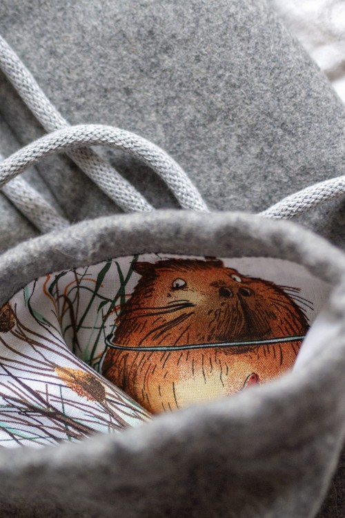 Szary flauszowy pokrowiec na matę do jogi