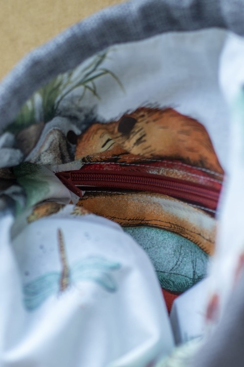 Szary plecak z kieszeniami plecionka