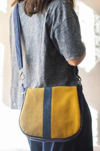 Miodowo-granatowa listonoszka z klapą