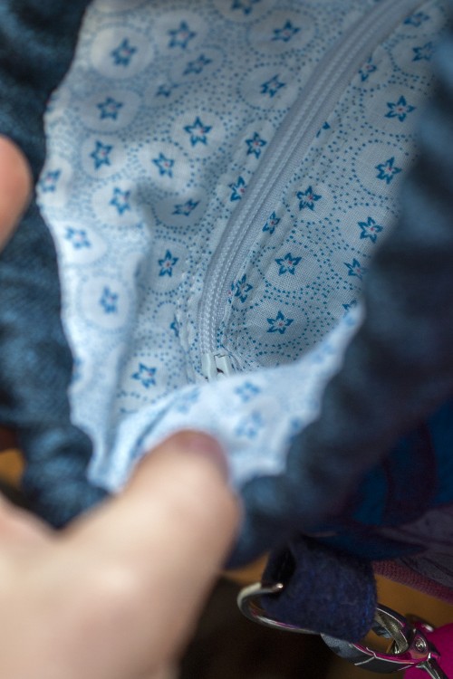 Granatowa listonoszka z kominem w kwiaty patchwork