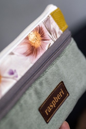 Portfelik z weluru w kwiaty