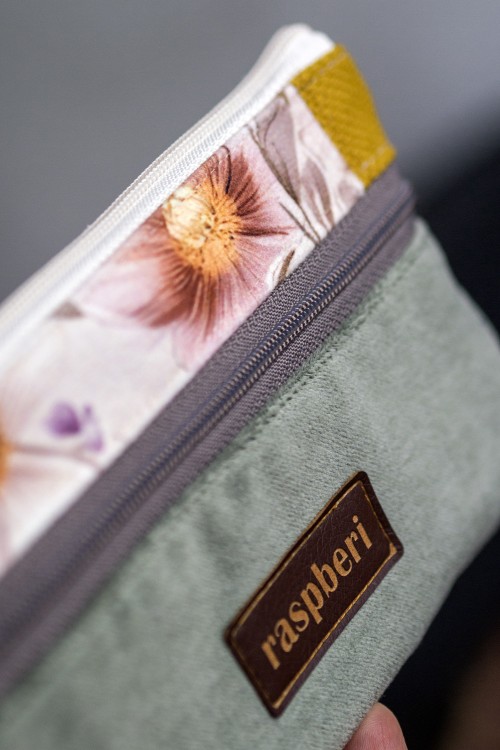 Portfelik z weluru w kwiaty