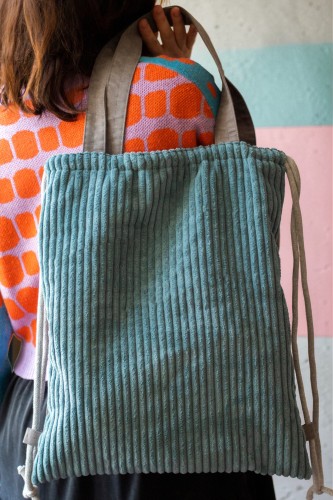 Niebieska torba plecak 2w1 z grubego sztruksu