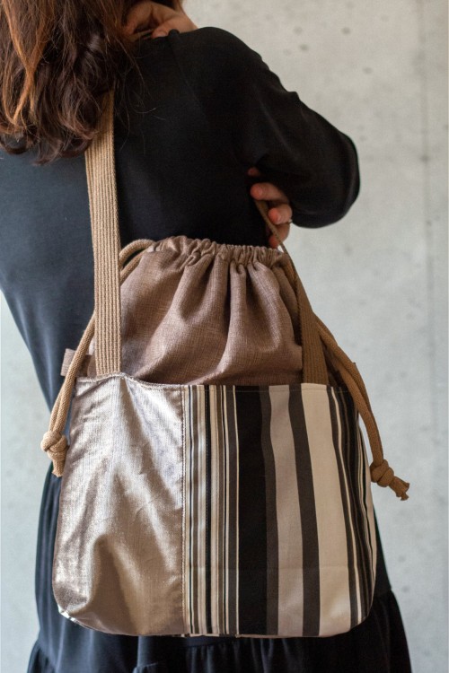 Brązowa torebka z kominem w paski