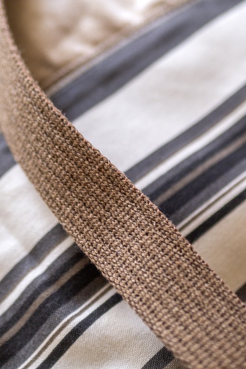 Brązowa torebka z kominem w paski