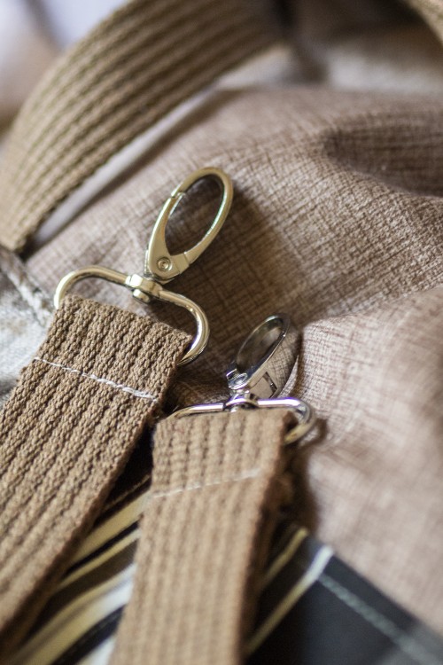 Brązowa torebka z kominem w paski