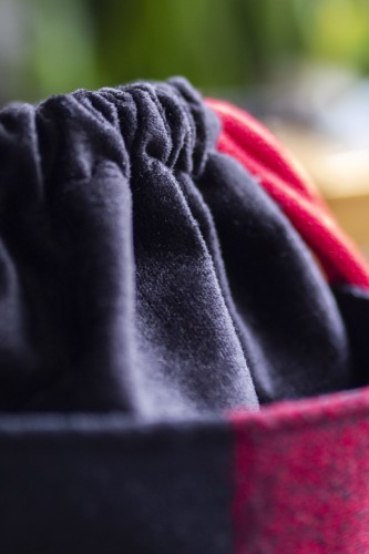 Czarno-czerwona listonoszka z kominem w kratę