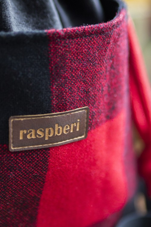 Czarno-czerwona listonoszka z kominem w kratę