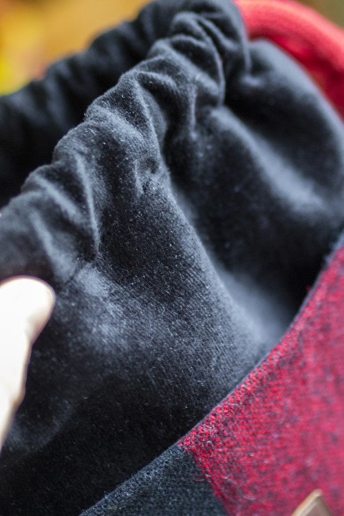 Czarno-czerwona listonoszka z kominem w kratę