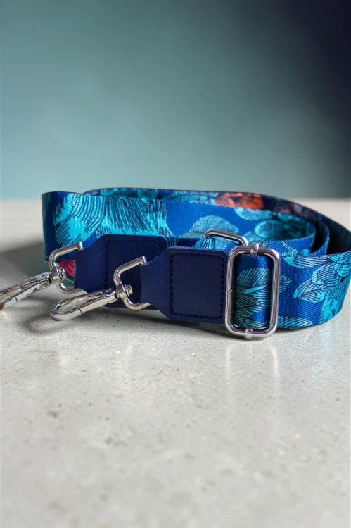 Niebieski pasek do torebki w kwiaty