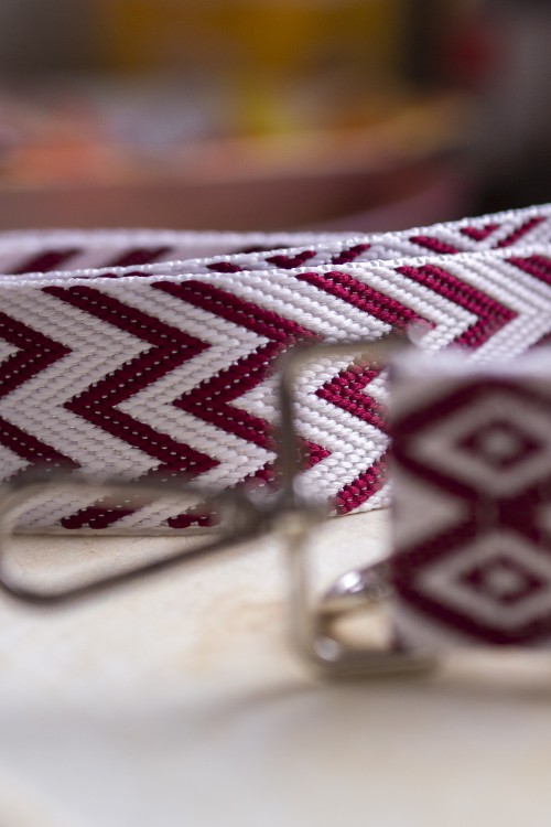 Kremowo-bordowy pasek do torebki