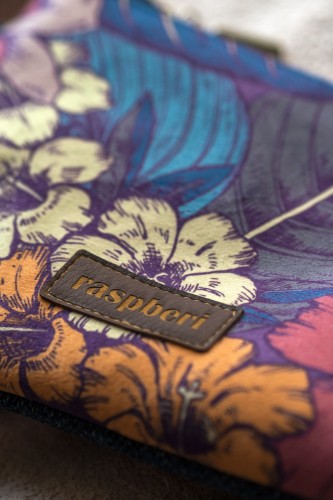 Granatowa mini kopertówka w kwiaty