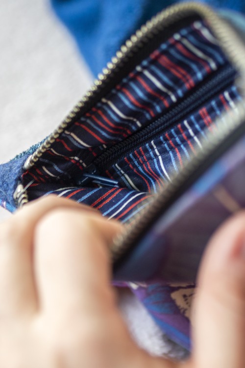 Granatowa mini kopertówka w kwiaty