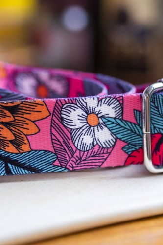 Różowy pasek do torebki w kwiaty