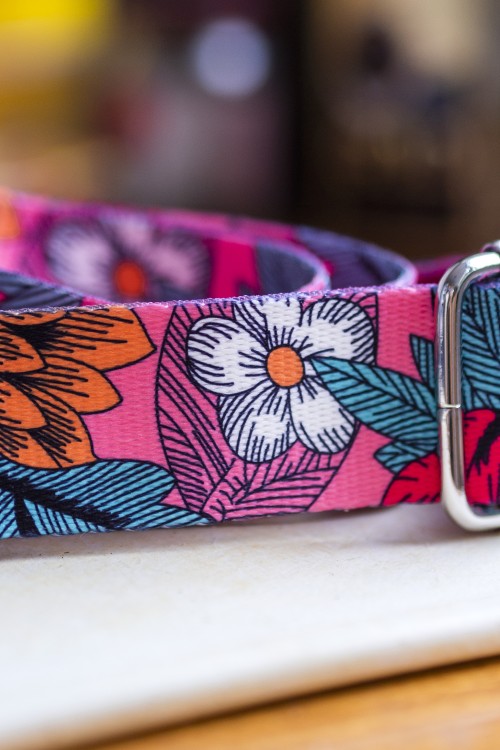 Różowy pasek do torebki w kwiaty