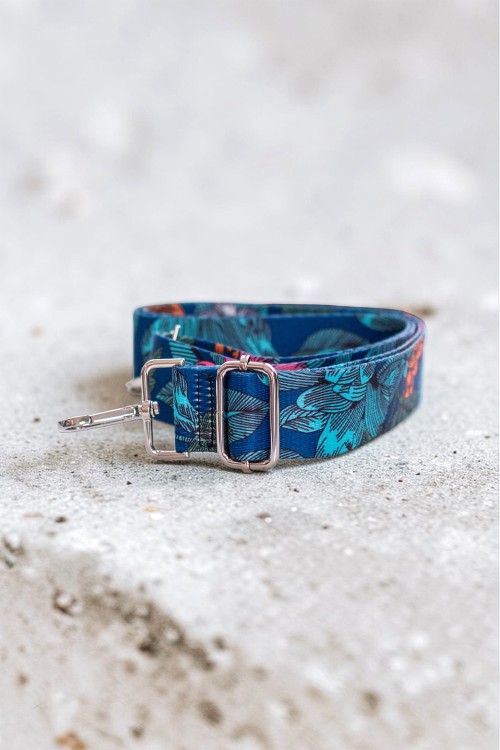 Niebieski pasek do torebki w kwiaty