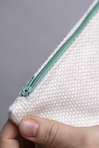 Pleciona kosmetyczka MIDI ecru zielony suwak