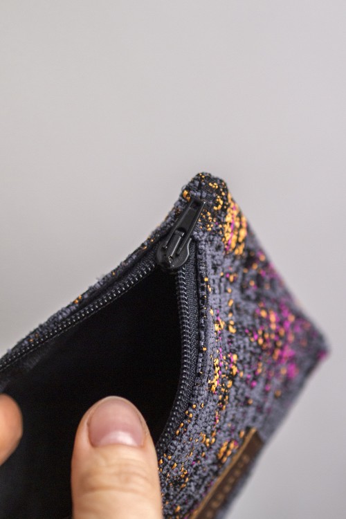 Kosmetyczka MINI grafitowa z kolorową nitką