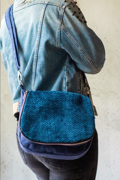 Granatowa listonoszka z klapą