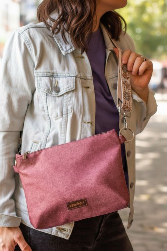 Różowa kopertówka na pasku w kwiaty