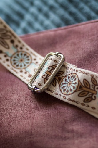 Różowa kopertówka na pasku w kwiaty