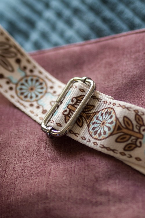 Różowa kopertówka na pasku w kwiaty