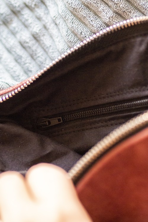 Różowa kopertówka na pasku w kwiaty