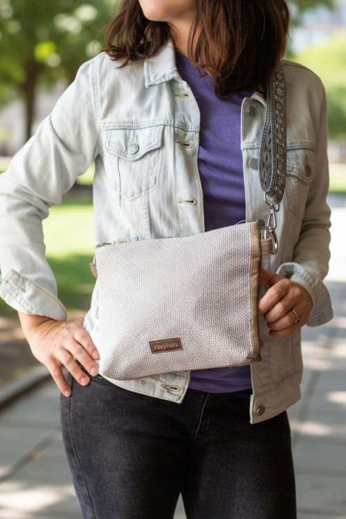 Jasna kopertówka na wzorzystym pasku w kwiaty