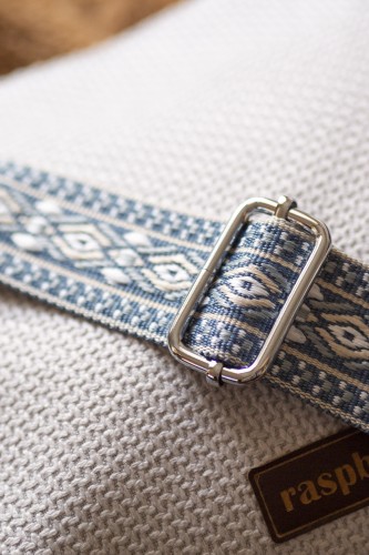 Jasna kopertówka na wzorzystym pasku w kwiaty