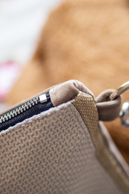 Jasna kopertówka na wzorzystym pasku w kwiaty