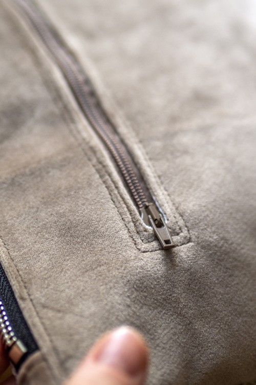 Jasna kopertówka na wzorzystym pasku w kwiaty