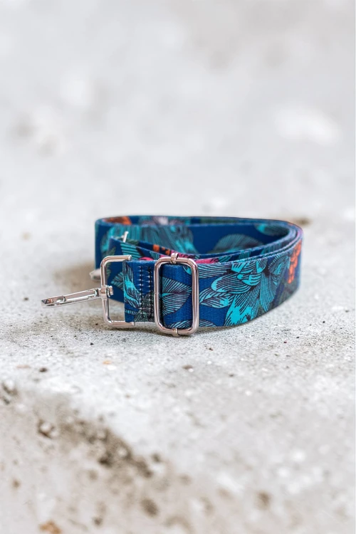 Niebieski pasek do torebki w kwiaty