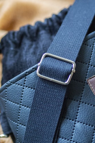 Czarna pikowana listonoszka z kominem