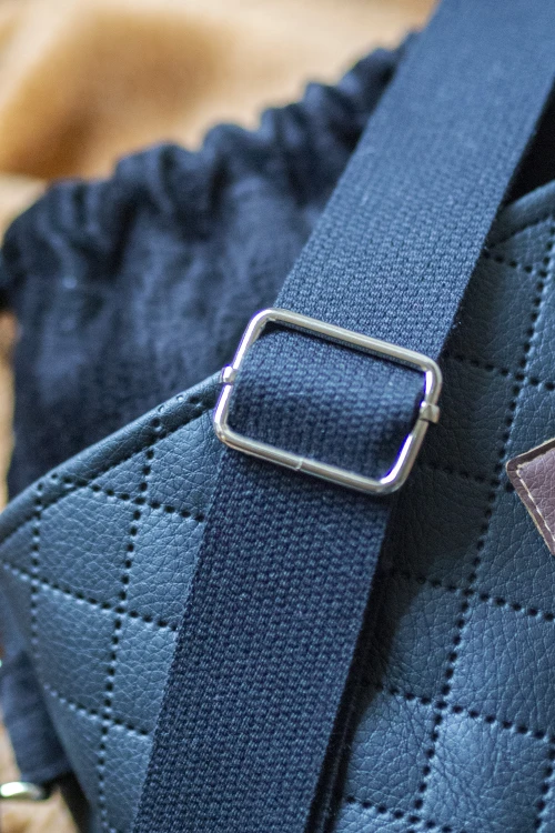 Czarna pikowana listonoszka z kominem