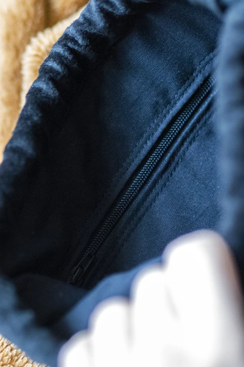 Czarna pikowana listonoszka z kominem