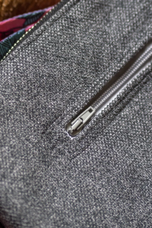 Szara kopertówka na pasku w kwiaty