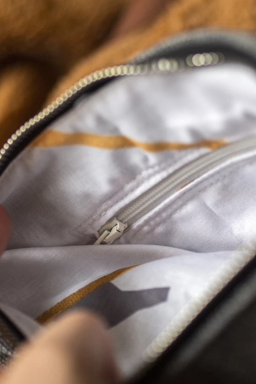 Szara kopertówka na pasku w kwiaty