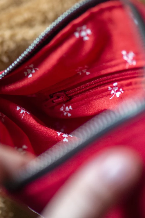 Czerwona kopertówka z weluru